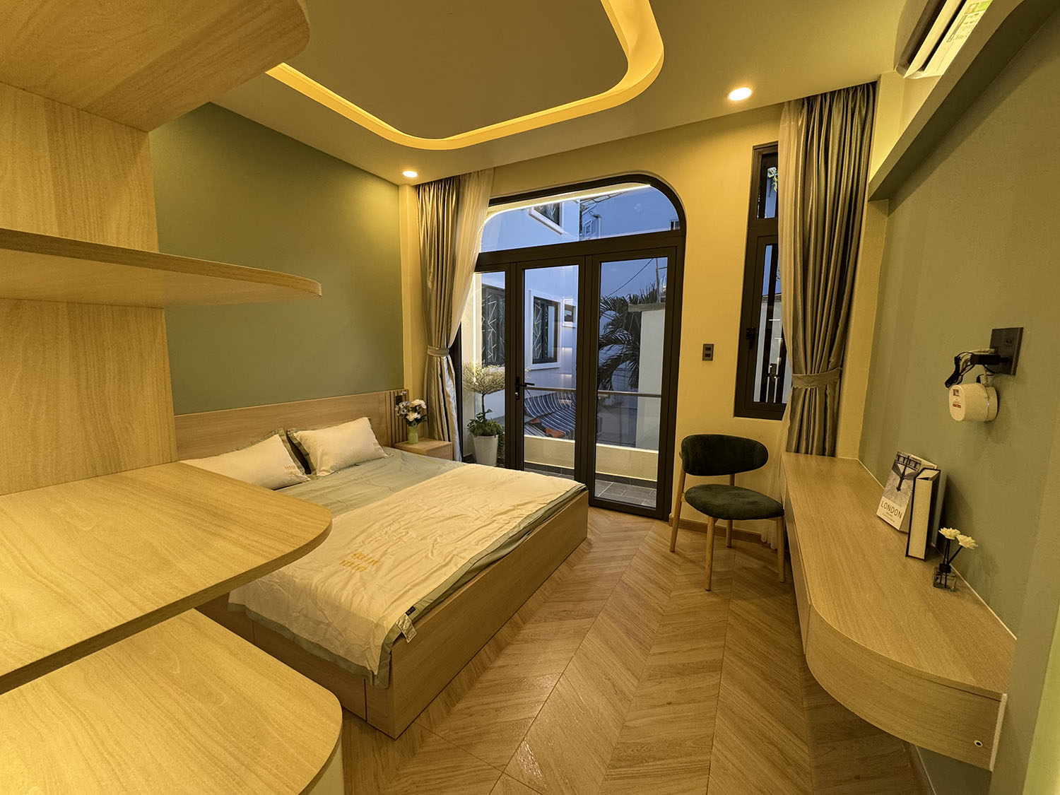 Tuyệt phẩm nhà phố 2 lầu (3,9m nở hậu 5,5m x 11m) full nội thất cao cấp khu VIP Thích Quảng Đức
